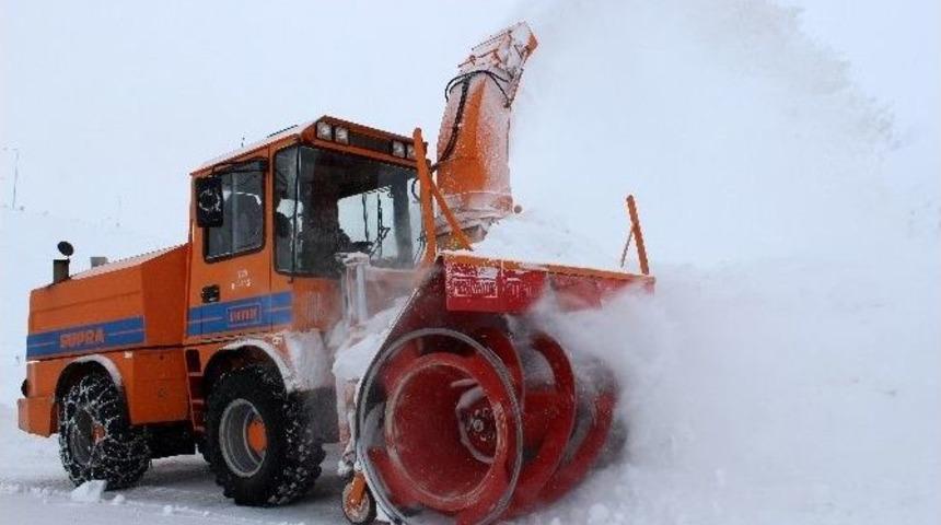 Doğu&rsquo;da Kar Ve Tipi Dolayısıyla Kapanan K&ouml;y Yolları A&ccedil;ılıyor