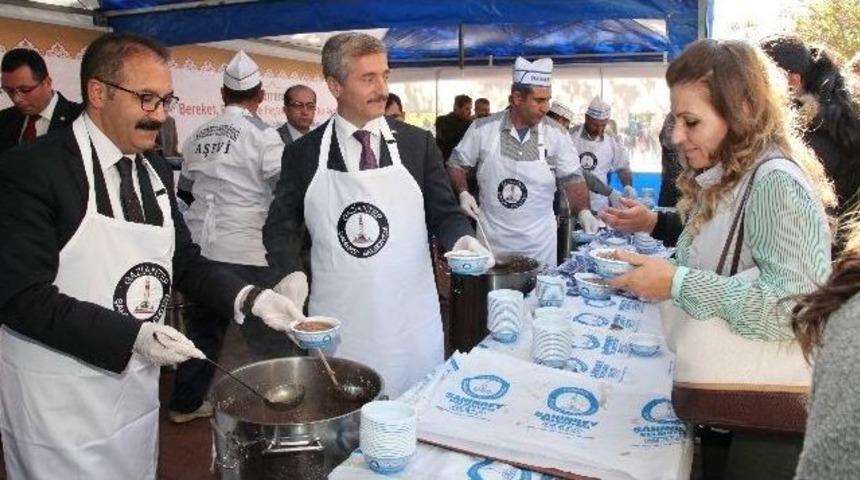 Tahmazoğlu Ve Rekt&ouml;r&rsquo;den &Ouml;ğrencilere Aşure Servisi