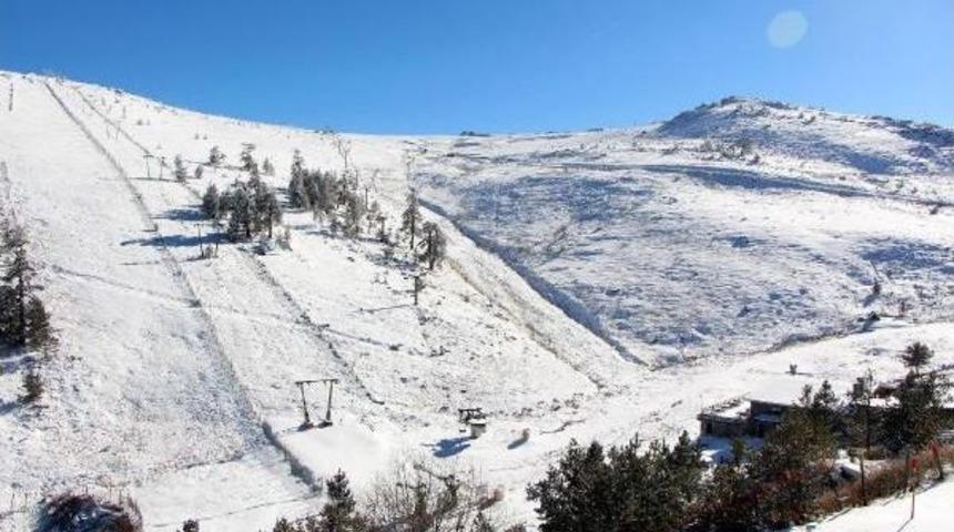 Kartalkaya'da Sezonun Ilk Kayağını &Ccedil;alışanlar Yaptı