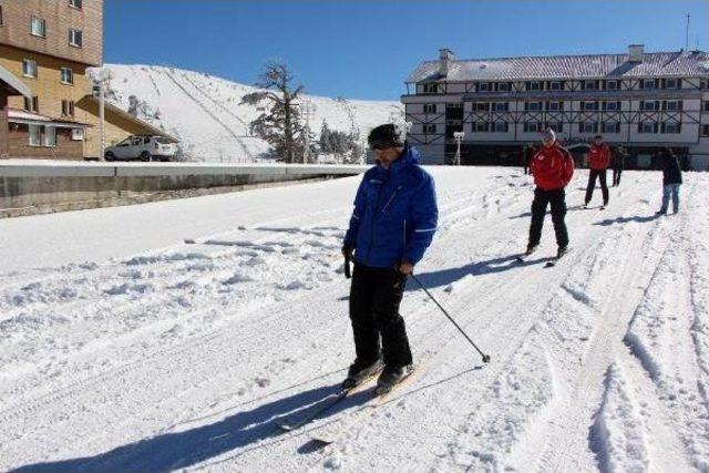 Kartalkaya'da Sezonun Ilk Kayağını Çalışanlar Yaptı