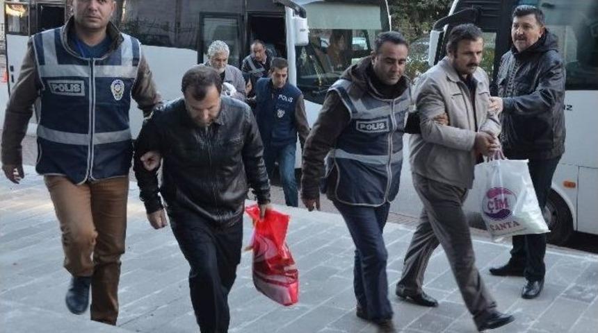 Fet&ouml; Ş&uuml;phelisinden Adliye Girişinde &lsquo;rabia&rsquo; İşareti