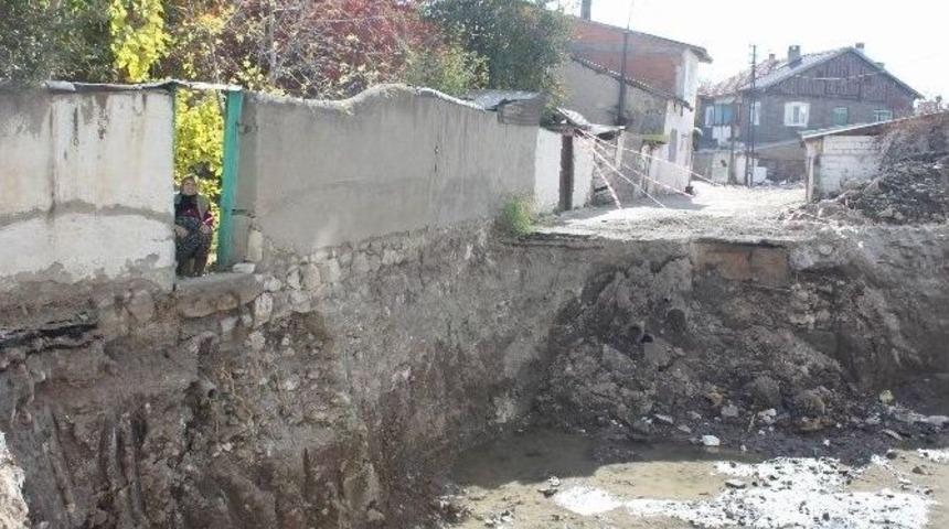 Evin Kapısı 5 Metrelik &Ccedil;ukura &Ccedil;ıkıyor