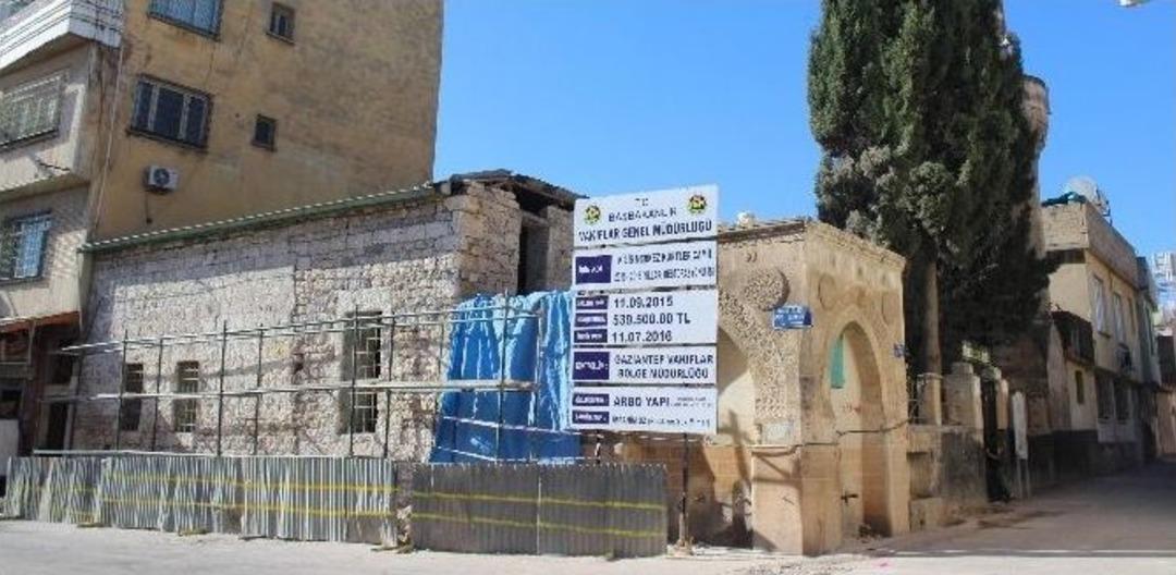 Restorasyonu Yapılan &Ccedil;eşmenin İ&ccedil;erisinden Tarihi Bir &Ccedil;eşme Daha &Ccedil;ıktı