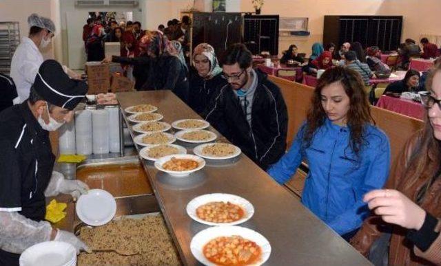 Atatürk Üniversitesi'nde Yemek Kuyruğu