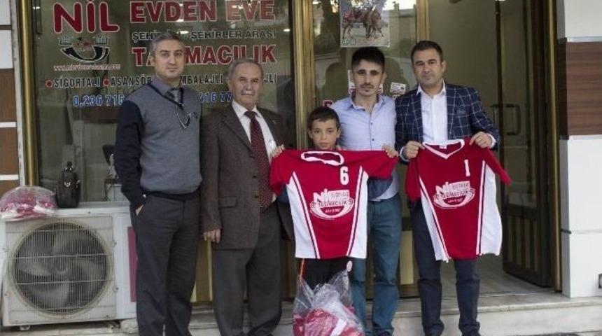 Eğitim G&ouml;rd&uuml;ğ&uuml; Okulunu Unutmadı