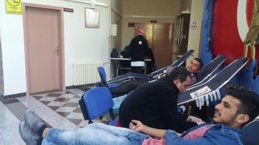 &Uuml;niversite &Ouml;ğrencileri Kan Bağışında Bulundu