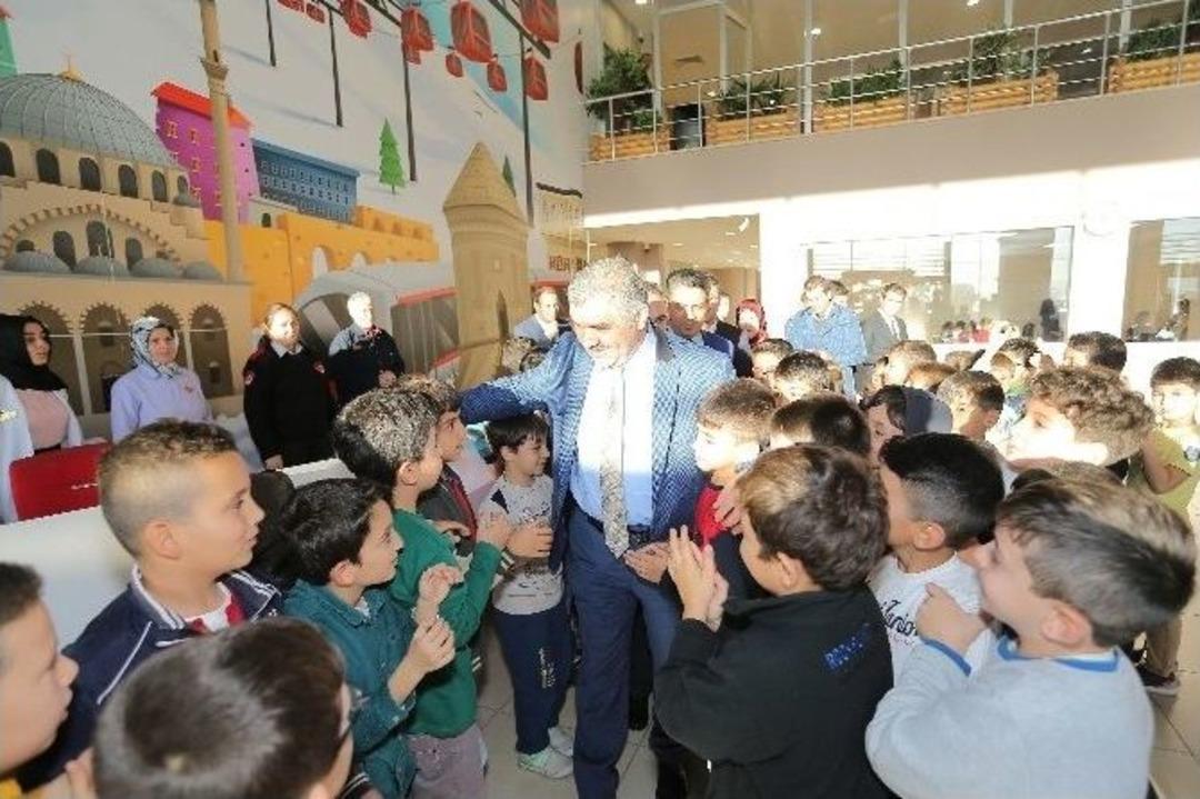 B&uuml;y&uuml;kşehir Belediyesi 8 Bin 500 &Ouml;ğrenciye Kaynak Kitap Hediye Etti