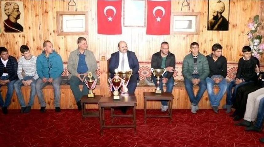 Başkan Orhan, Başarıyı &Ouml;d&uuml;llendirdi