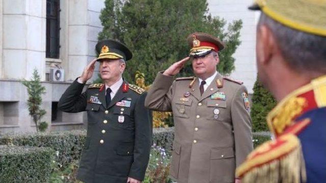 Orgeneral Hulusi Akar, Bükreş'te Bulunan Türk Şehitliği'ni Ziyaret Etti