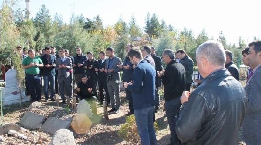 &Ouml;ld&uuml;r&uuml;len Avukat Mezarı Başında Anıldı