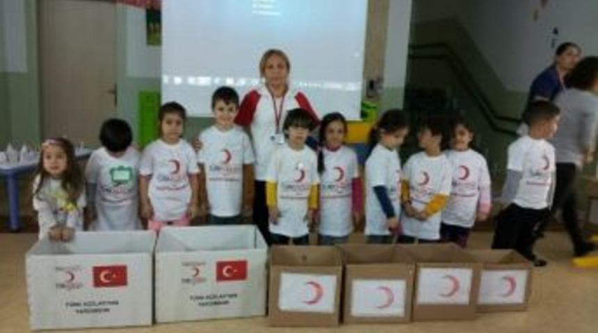 Minik Eller Kızılay&rsquo;a Bağış Topladı
