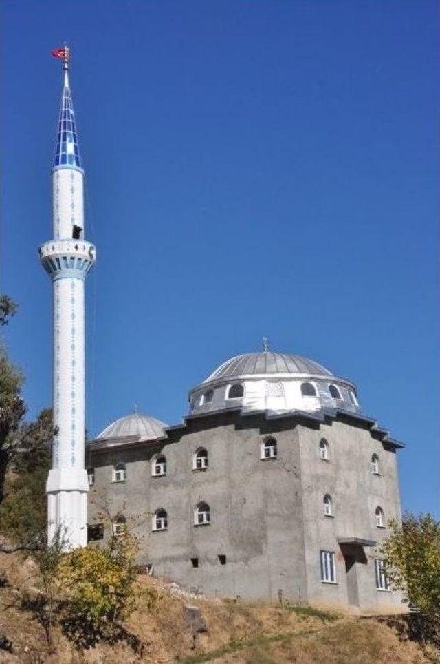 4 Yıldır Tamamlanamayan Cami İ&ccedil;in &rsquo;isyan Bayrağı&rsquo; A&ccedil;tılar 1