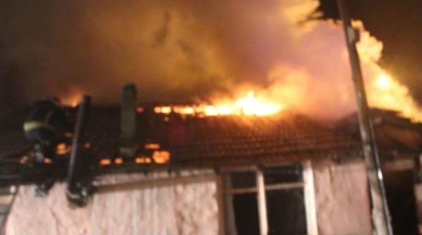 Cinayet Zanlısının Ailesinin Iki Evinde Yangın Çıktı