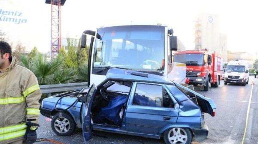 İzmir'de Otomobil Minib&uuml;sle &Ccedil;arpıştı: 2 &Ouml;l&uuml;, 4 Yaralı