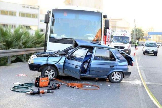 İzmir'de Otomobil Minibüsle Çarpıştı: 2 Ölü, 4 Yaralı