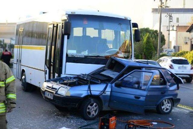 İzmir'de Otomobil Minibüsle Çarpıştı: 2 Ölü, 4 Yaralı