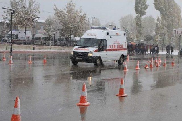 Ambulans Şoförlerine İleri Sürüş Eğitimi