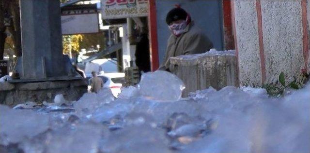 Kars Buz Kesti, Kentte Süs Havuzları Dondu