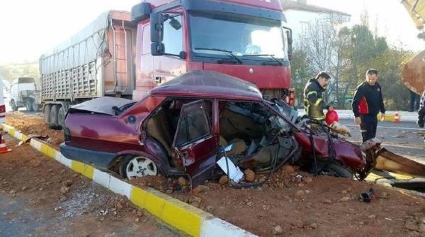 Tır'ın S&uuml;r&uuml;klediği Otomobildeki Hamile Kadın &Ouml;ld&uuml;