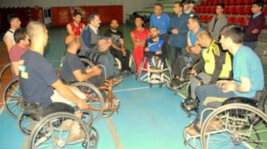 M&uuml;d&uuml;r Ceylani&rsquo;den Basketbol Takımına Moral Ziyareti