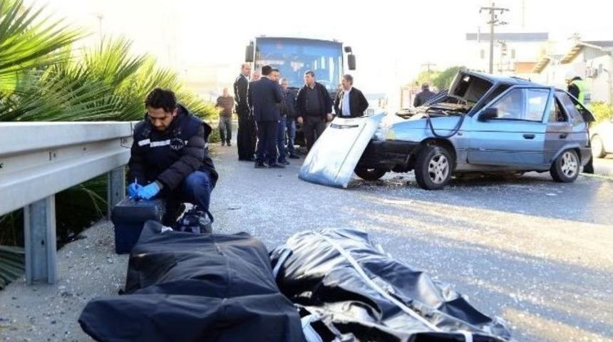 Virajı Alamayan Otomobil, Servis Minib&uuml;s&uuml;n&uuml;n Altına Girdi: 2 &Ouml;l&uuml;