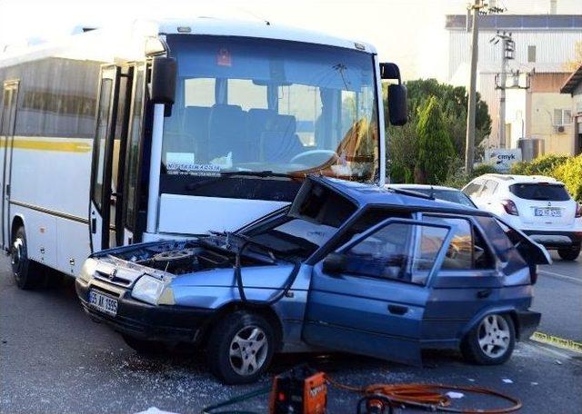 Virajı Alamayan Otomobil, Servis Minibüsünün Altına Girdi: 2 Ölü