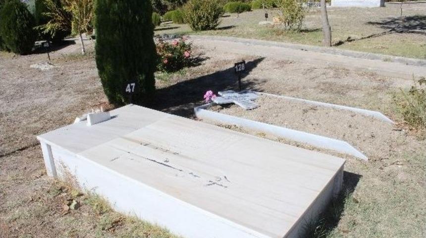 S&uuml;ryani Kadim Mezarlığına Zarar Verildi