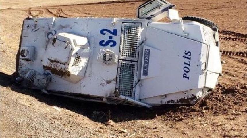 Suru&ccedil;'ta Polis Aracı Devrildi: 2 Polis Yaralı