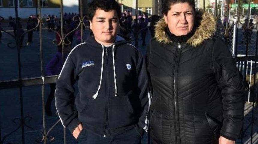 Oğlunu Dövdüğünü Iddia Ettiği Öğretmenden Şikayetçi Oldu