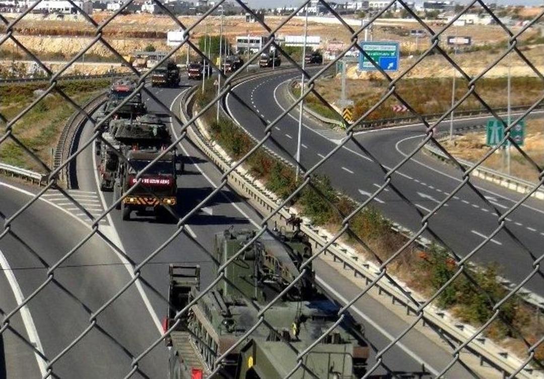 Barış G&uuml;c&uuml;&rsquo;ne Ait Tankların Sınıra Sevkıyatı S&uuml;r&uuml;yor