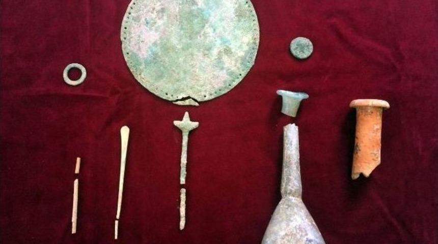 Tarihi Mezardan &Ouml;l&uuml;lere Hediye Olarak Bırakılmış Eserler &Ccedil;ıktı