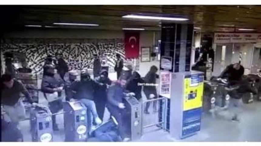 Napoli Taraftarının Şirinevler Metrosunu Birbirine Kattığı Anlar G&uuml;venlik Kamerasında