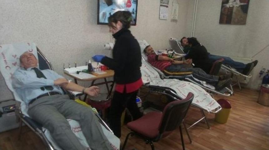 D&uuml;zce Namık Kemal İlkokulu &Ouml;ğretmen Ve Velileri Kan Verdi