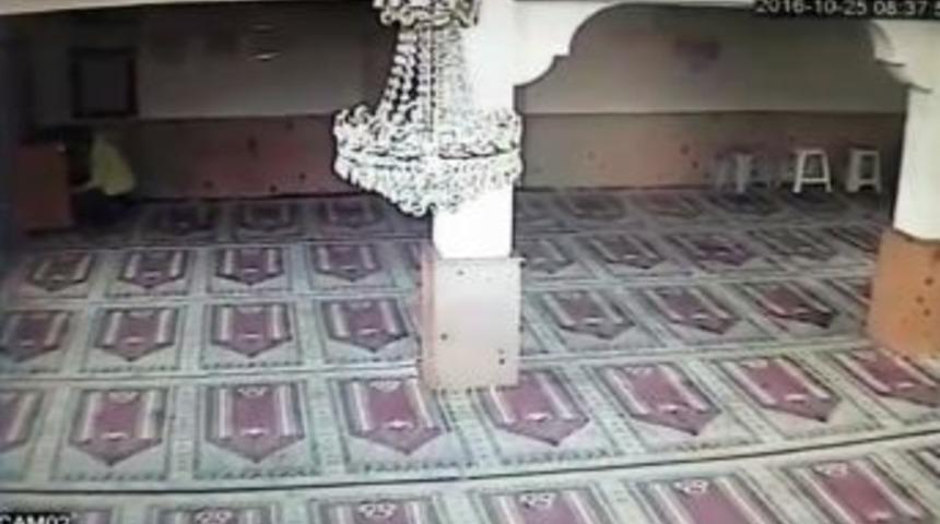 Camiye Giren Hırsız Yardım Kutusundaki 50 Lirayı Aldı