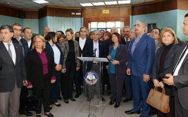 Avcılar Belediye Başkanı Handan Toprak Benli’nin Mermi İsabet Eden Aracı Görüntülendi