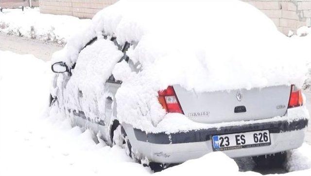 Doğubayazıt’ta Kar Hayatı Durdurdu