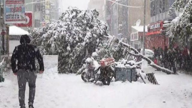 Doğubayazıt'ta Kar Ve Buzlanma Hayatı Olumsuz Etkiliyor