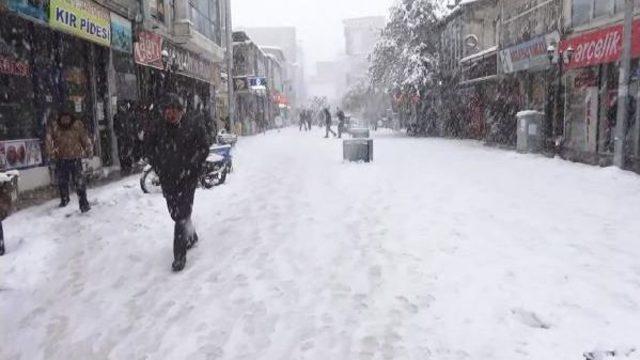 Doğubayazıt'ta Kar Ve Buzlanma Hayatı Olumsuz Etkiliyor