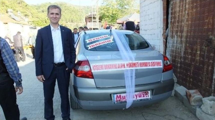 Burhaniye&rsquo;de Gelin Arabasının Arkasındaki Yazı İlgi &Ccedil;ekti
