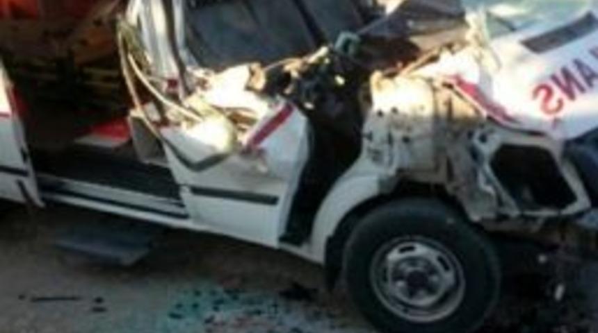 Tır Dorsesine &Ccedil;arpan Ambulansta 1 Yaralı