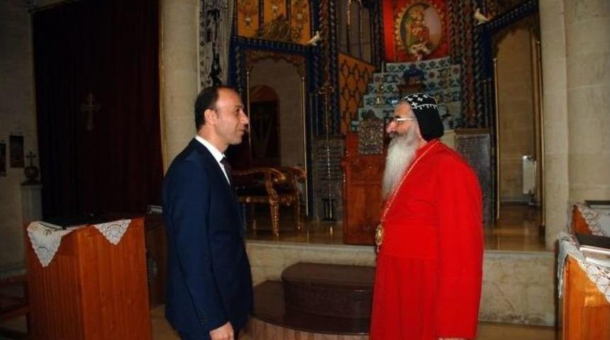 Vali Erin S&uuml;ryani Kadim Kilisesini Gezdi