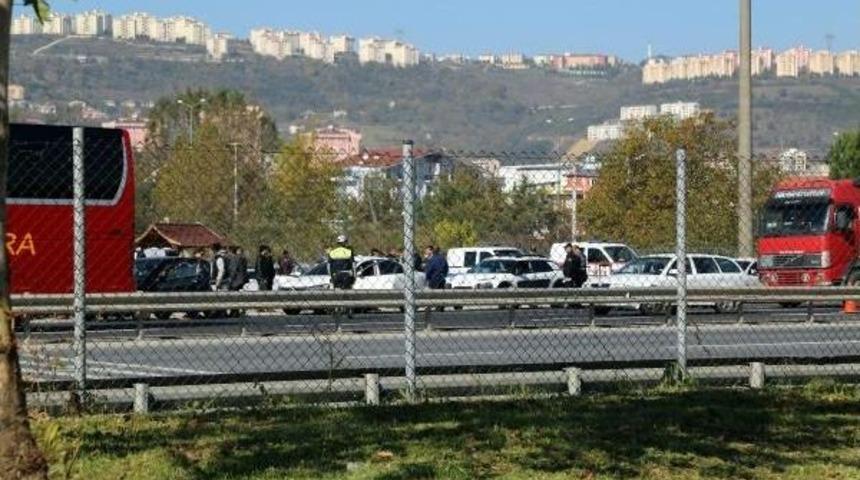 Kocaeli'nde Cezaevi &Ouml;n&uuml;nde A&ccedil;ıklama Yapmak Isteyen Hdp'liler Polis Izin Vermedi