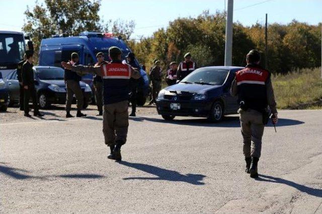 Kocaeli'nde Cezaevi Önünde Açıklama Yapmak Isteyen Hdp'liler Polis Izin Vermedi