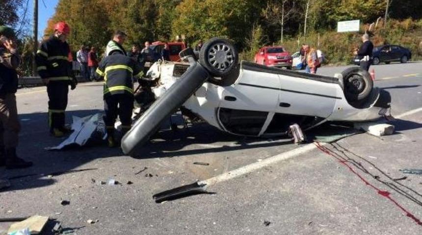 D&uuml;zce'de Iki Otomobil &Ccedil;arpıştı: 1 &Ouml;l&uuml;, 2 Yaralı