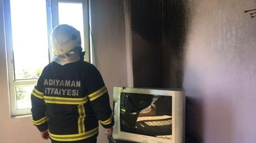 Televizyon Patlayınca Yangın &Ccedil;ıktı