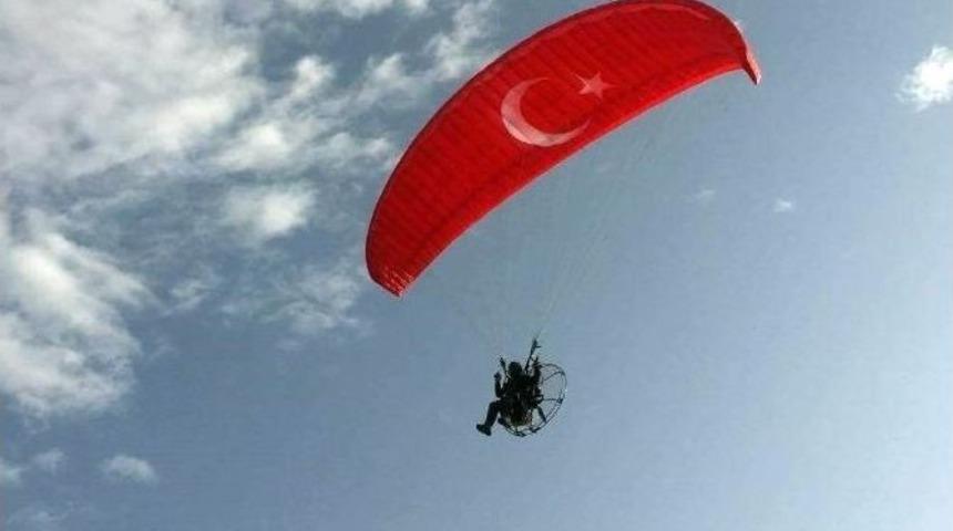 T&uuml;rk Bayrağıyla 15 Temmuz Şehitleri İ&ccedil;in Anlamlı U&ccedil;uş