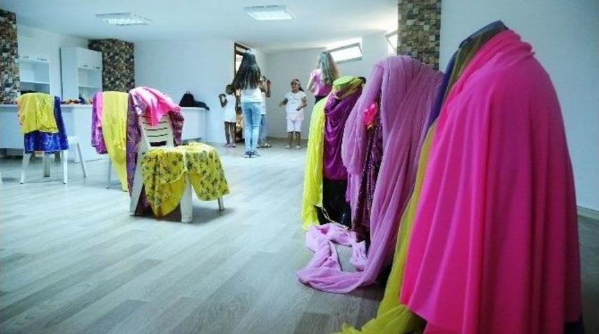 &Ccedil;ağdaş Halk Dansları Topluluğu, Kendi Kost&uuml;mlerini Tasarlayıp Dikmeye Başladı