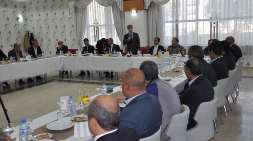 Bitlis Valisi Muhtarlarla Bir Araya Geldi
