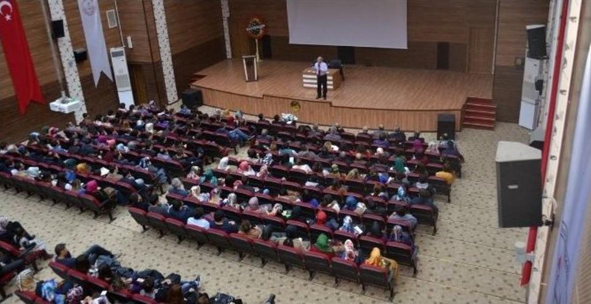 Yılın Yazarından &Ouml;ğretmen Ve &Ouml;ğrencilere Seminer