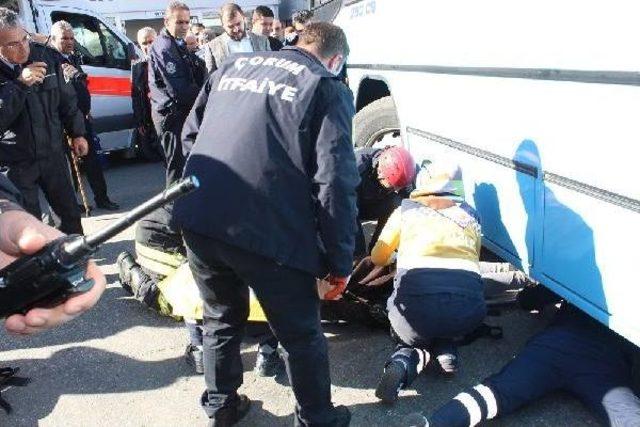 &Ccedil;orum da &Ouml;zel Halk Otob&uuml;s&uuml; &Ccedil;arpan Kadın Ağır Yaralandı 3